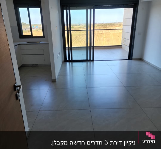 רצפה נקייה בחדר ריק עם חלונות גדולים ונוף חיצוני